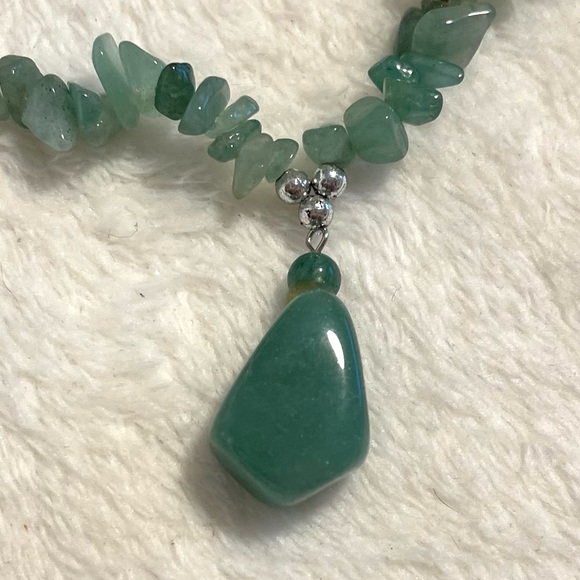Beautiful Green Aventurine Chip Pendant drop necklace in excellent condition! - Picture 2 of 5